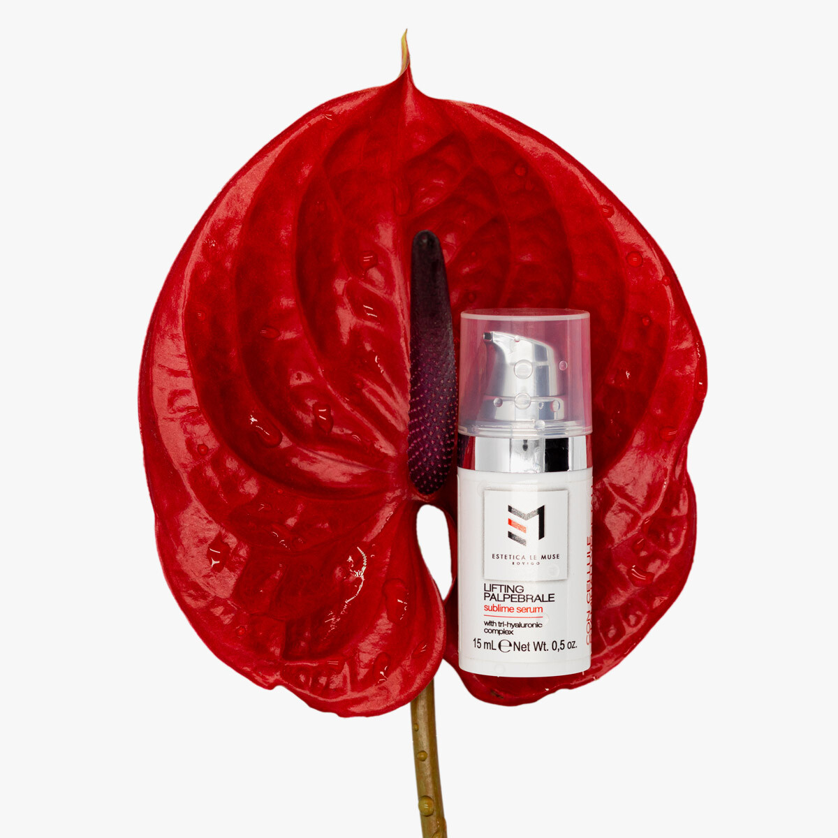 Siero contorno occhi formulato per combattere i segni del tempo.