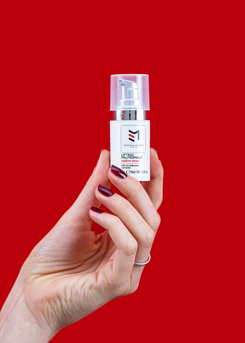 Siero contorno occhi formulato per combattere i segni del tempo.